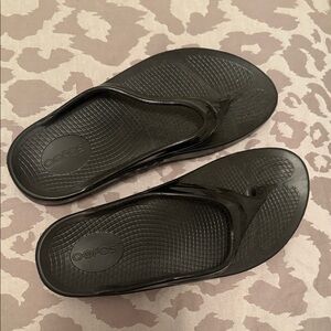 OOFOS Black Comfort Sandals